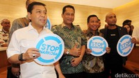 Ketua DPR Setya Novanto, Kepala BNN Komjen Pol Budi Waseso , Miing dan Ivan Slank memamerkan poster bertuliskan Stop Narkoba di Kompleks Parlemen Senayan Jakarta, Jumat (31/3/2017).