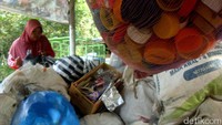 Berbagai prestasi juga telah diraihnya dengan kepeduliannya meningkatkan minat membaca masyarakat di desanya, diantaranya prestasi perpustakaan tahun 2013 yang mendapat juara 1 tingkat Kabupaten dan tahun 2014 mendapat juara harapan 1 tingkat Provinsi Jateng. Sedangkan kepeduliannya terhadap lingkungan, idenya mensinergikan antara limbah dan perpustakaan juga sudah menjadi pilot projeck di Kabupaten Purbalingga dan di tahun 2017 mendapatkan bantuan 1 unit gedung pemilah sampah yang saat ini sedang dibangun.