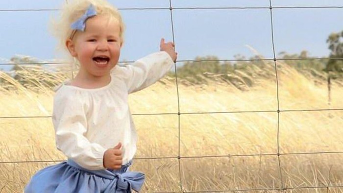 Balita di Australia ini Tak Sengaja Berfoto Dengan Ular Berbahaya