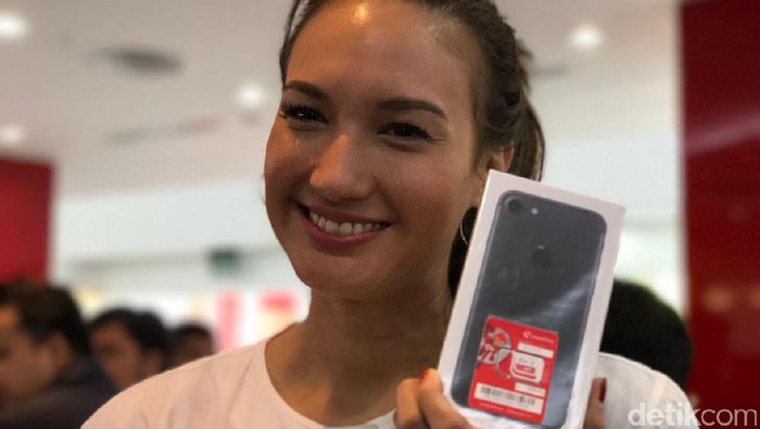 Cerita Nadine Chandrawinata dan iPhone 7 Barunya