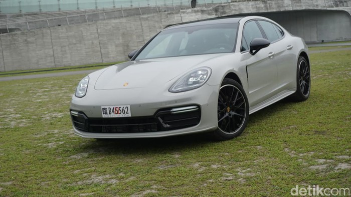 Menantang Gelapnya Malam dengan Porsche Panamera
