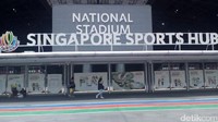 Calon penonton sudah mulai berjalan masuk gerbang pintu masuk. Foto: Kanti