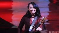 Wanita kelahiran 3 April 1988 itu tampil energik, Chua tetap beraksi dengan Bass kesayanganya tersebut. Pool/Ismail/detikFoto.