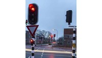 Strip lampu tersebut dibangun oleh HIG Traffic System, sebuah perusahaan teknologi. Lampunya bekerja sama seperti halnya lampu lalu lintas biasa. Saat ini penggunaan lampu di trotoar tersebut masih adalam tahap percobaan. Foto: Drivespark