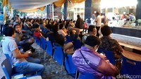 Antrean ini telah terjadi sejak pukul 02.00 WIB.