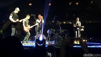 Penampilan selama dua jam pun berasa singkat dengan ditandai lagu Up & Up sebagai penutup malam ini. Meskipun para penonton meminta encore hingga 15 menit lebih, Chris Martin Cs memilih menyudahi penampilan mereka dan terbukti, penonton tetap pulang dengan senyuman puas. Pool/Arum Kinanti HR.