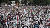Massa menyemut di Patung Kuda.