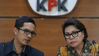 Wakil Ketua KPK Basaria Panjaitan bersama juru bicara KPK Febri Diansyah memberikan penjelasan terkait OTT PT PAL di Gedung KPK, Jakarta, Jumat (31/3/2017).