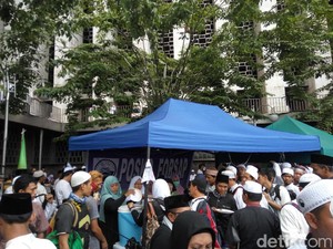 Usai Salat, Massa Aksi 313 Antre Ambil Nasi di Posko Forsap