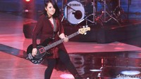 Chua tampil dengan blus merah marun dipadu dengan jeans hitam dan sneaker hitam. Pool/Ismail/detikFoto.