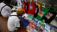 Tidak hanya peci dan bendera, para PKL juga menjajakan kaos bertuliskan Aksi 313.