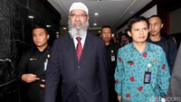 Sebelumnya, Zakir Naik tiba di gedung Nusantara III DPR lantai 8, kompleks parlemen, Senayan, Jakarta, Jumat (3/13/2017) sekitar pukul. 10.29 WIB.