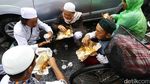 Momen Makan Bareng Massa Aksi 313