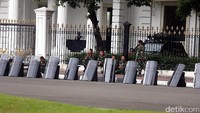 Aparat gabungan dari unsut TNI dan Polri sudah berjaga di depan Istana Negara Jakarta, Jumat (31/3).