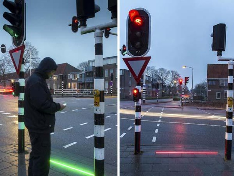 Kota Ini Punya Lampu Lalu Lintas Buat Orang yang Suka Main Ponsel