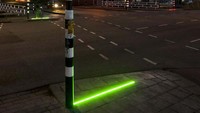 Lampu lalu lintas itu dipasang di trotoar sehingga yang sedang menggunakan ponsel bisa melihatnya. Garis-garis lampu di trotoar tersebut memang terlihat tak biasa, tapi memang ditujukan agar orang yang sedang berjalan menyadari bahwa mereka sedang melewati lampu lalu lintas. Foto: Drivespark