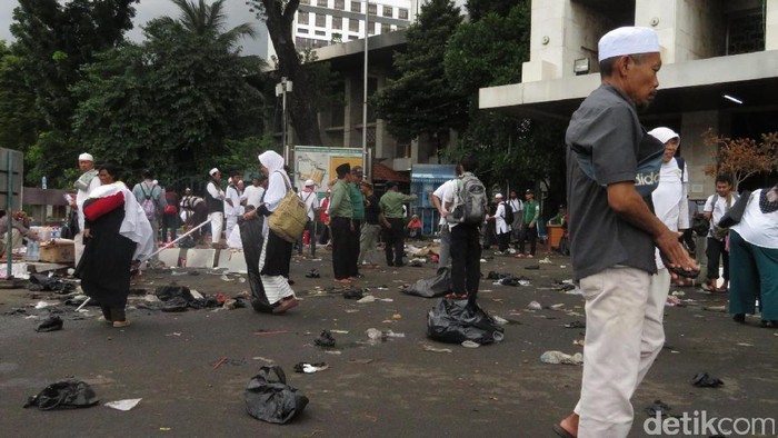 Massa Aksi 313 Long March, Relawan Bersih-bersih di Masjid Istiqlal
