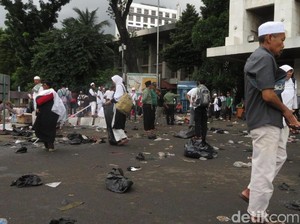 Massa Aksi 313 Long March, Relawan Bersih-bersih di Masjid Istiqlal