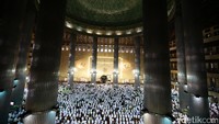 Massa aksi 313 melaksanakan salat Jumat di Masjid Istiqlal.