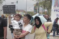 Ratusan Korban Banjir Kabupaten Bandung Duduki Kantor Bupati