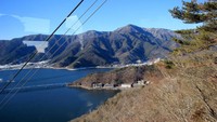 Dari gondola, traveler dapat menyaksikan Danau Kawaguchiko berlatar pegunungan di sekitar Gunung Fuji. Indahnya bukan main (Randy/detikTravel)