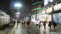 Wisatawan tampak berjalan santai di Dongdaemun. Saat dini hari memang suasana di Dongdaemun masih terbilang ramai (Kurnia/detikTravel)