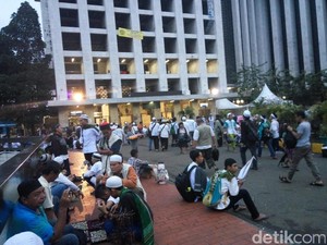Massa Aksi 313 Kembali ke Masjid Istiqlal, Tunaikan Salat Magrib