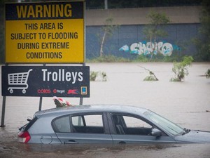 Banjir Besar Landa Australia Timur, Warga Bertahan di Atap Rumah