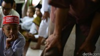 Pesera aksi 313 juga memakai ikat kepala bertuliskan tuntutan.