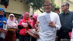 Diperiksa Polda, Sandiaga Uno Bagi-bagi Kue