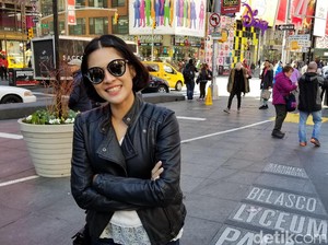 Dian Sastro: Milenial Hobi Foto Outdoor Saat Liburan