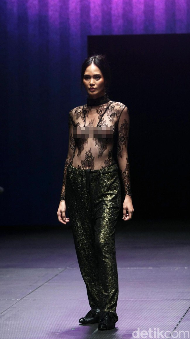 Koleksi Stellarissa di Plaza Indonesia Fashion Week 2017. Jakarta. Plaza Indonesia. [Foto: Mohammad Abduh/Wolipop]