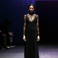 Koleksi Stellarissa di Plaza Indonesia Fashion Week 2017. Jakarta. Plaza Indonesia. [Foto: Mohammad Abduh/Wolipop]