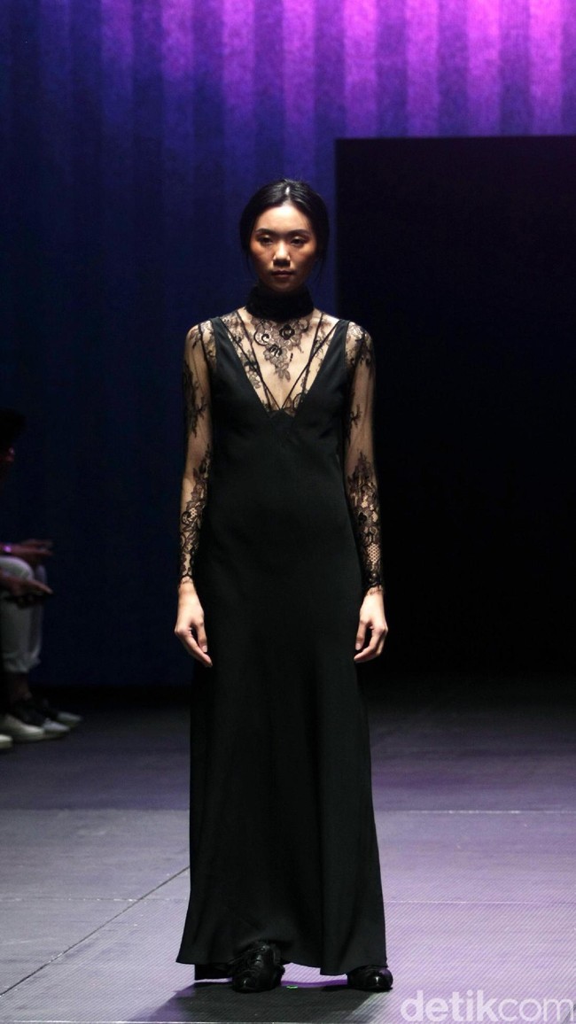 Koleksi Stellarissa di Plaza Indonesia Fashion Week 2017. Jakarta. Plaza Indonesia. [Foto: Mohammad Abduh/Wolipop]