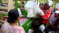 Sementara sampah anorganik berupa plastik, botol minuman, gelas minuman kardus sampai pecahan piring, beling yang telah dikumpulkan warga di bank sampah tersebut kemudian dipilah oleh ibu-ibu PKK di desanya. Dicatat, ditimbang dan sebagian dimanfaatkan sebagai kerajinan tangan atau dijual, hasilnya berupa uang tabungan warga desa yang telah menyetorkan sampahnya.