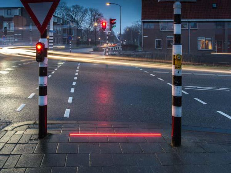 Lampu Lalu Lintas Khusus Penggila Ponsel