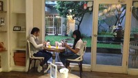Di area Rumah Cokro, Menteng ada kafe mungil yang menawarkan suasana nyaman dengan interior feminin. Andalannya berupa cake. Seperti Pierre, Olivier, Jean, Obelix, Roland, Juliette maupun Emilie.