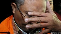 Ia keluar dari gedung anti rasuah itu sambil terus menutupi wajahnya.