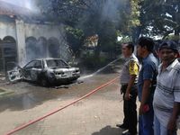 Mobil Sedan Terbakar di Depan Eks Kantor Kecamatan Curug Tangsel