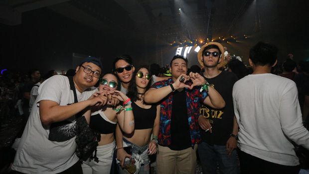 Panasnya Aksi DJ Armin Van Buuren di Jakarta