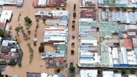 Banjir merendam kawasan padat penduduk di kota Lismore. AAP/Tracey Nearmy/Reuters.
