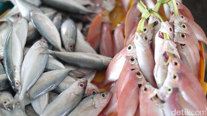Warga beraktifitas jual beli di Pasar Rakyat Atambua, Kabupaten Belu, Nusa Tenggara Timur, Rabu (30/03/2017). Tingginya tingkat konsumsi masyarakat Atambua terhadap ikan, maka kebutuhan masyarakat akan ikan  tinggi pula. Berbagai jenis ikan segar dijual disini . Nusa Tenggara timur diyakini mempunyai potensi alam dan pasar yang bagus untuk budidaya ikan air tawar dan ikan laut. Pedagang ikan akan dengan ramah dan murah senyum melayani pembeli, di pasar rakyat ini kita bisa melihat aneka kekayaan bahari di Belu yang dijual para pedagang. Mereka ramah dan tidak ragu memamerkan ikan segar yang mereka punya.