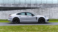 Porsche Panamera dan Panamera 4S diuji performanya di kawasan Sun Moon Lake. Pool/Porsche.