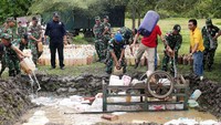 Empat gerobak yang digunakan penyelundup juga dilemparkan ke dalam galian berukuran 10 x 10 meter itu.