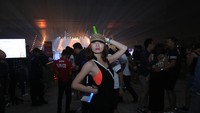 Mereka rela menghabiskan malamnya di atas lantai dansa. Foto: Hanif Hawari