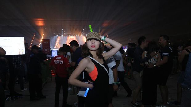Panasnya Aksi DJ Armin Van Buuren di Jakarta