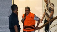 Agus keluar dengan mengenakan rompi tahanan KPK berwarna oranye.