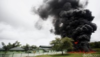 Asap hitam membubung tinggi dari lokasi pemusnahan BBM selundupan.