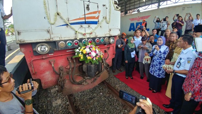 PT KAI Daop 3 Cirebon mulai hari ini merilis kereta KA Kaligung dengan jurusan baru. Sebelumnya kereta ekonomi itu hanya melayani rute Stasiun Tegal hingga Stasiun Poncol (Semarang), kini diperpanjang hingga Stasiun Brebes.