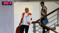 General Manager Treasury PT PAL itu keluar dari gedung KPK sekitar pukul 00.43 WIB. 